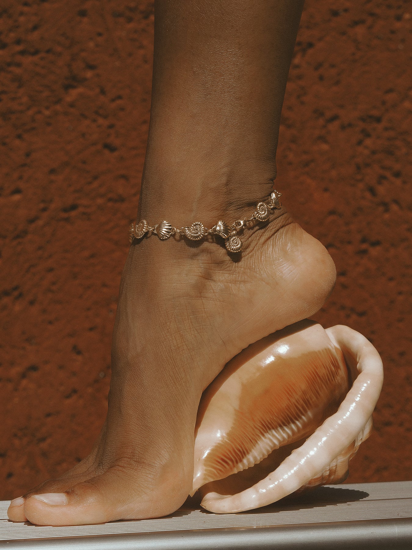 AMOR Anklet in gold vermeil by Pola Jewellery—shells and spirals symbolizing love, femininity, balance, and summer spirit.