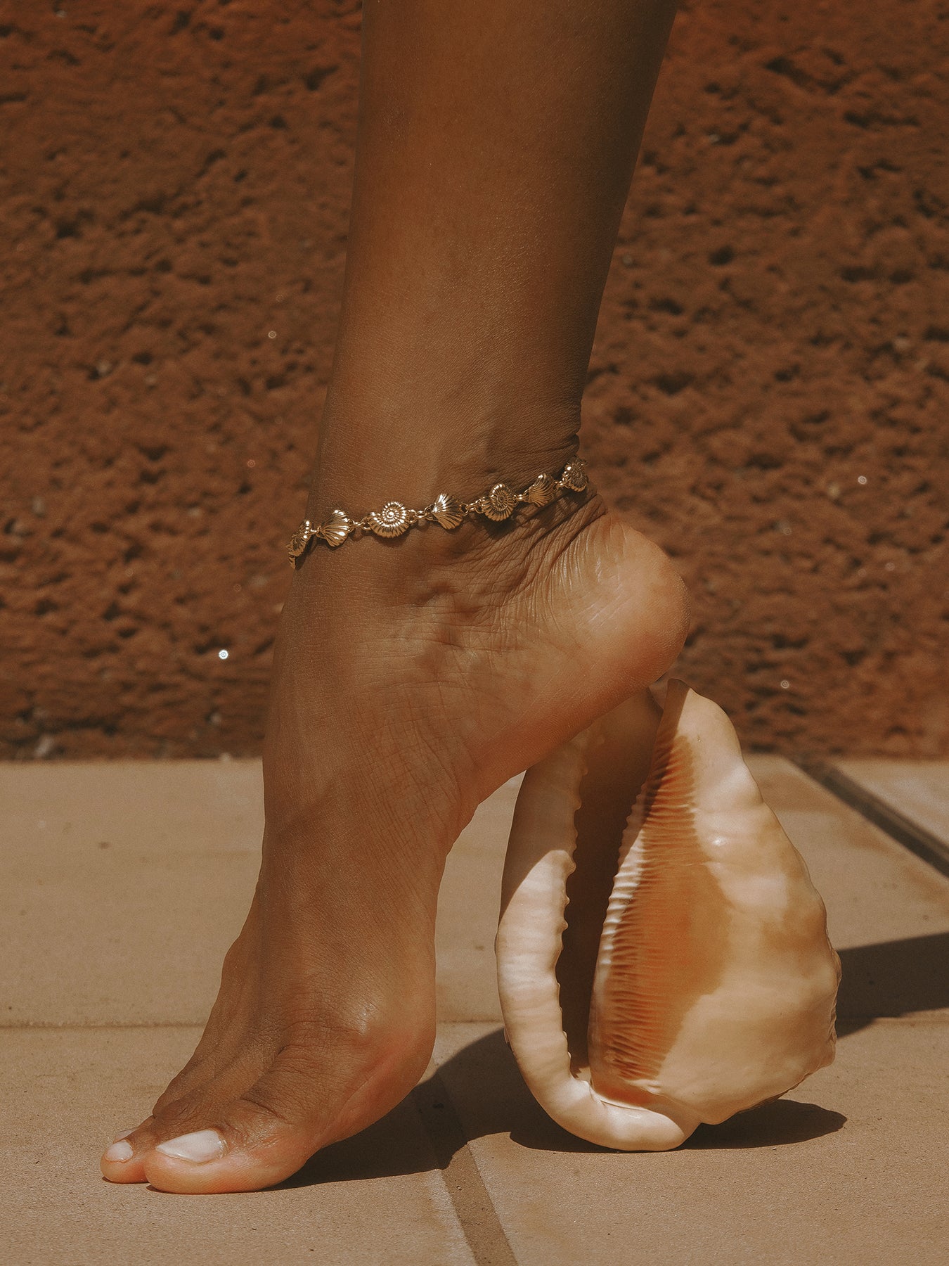 AMOR Anklet in gold vermeil by Pola Jewellery—shells and spirals symbolizing love, femininity, balance, and summer spirit.