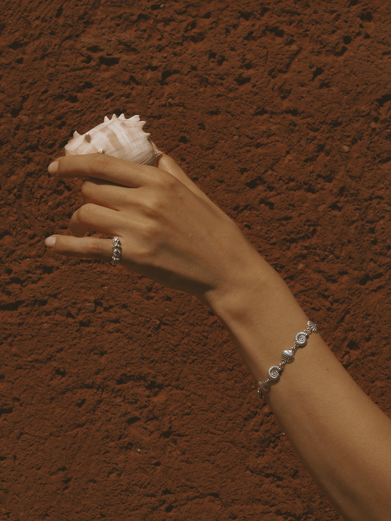 AMOR Ring in 18k white gold by Pola Jewellery—sculptural pinky ring with lab-grown diamond, inspired by Venus and love.