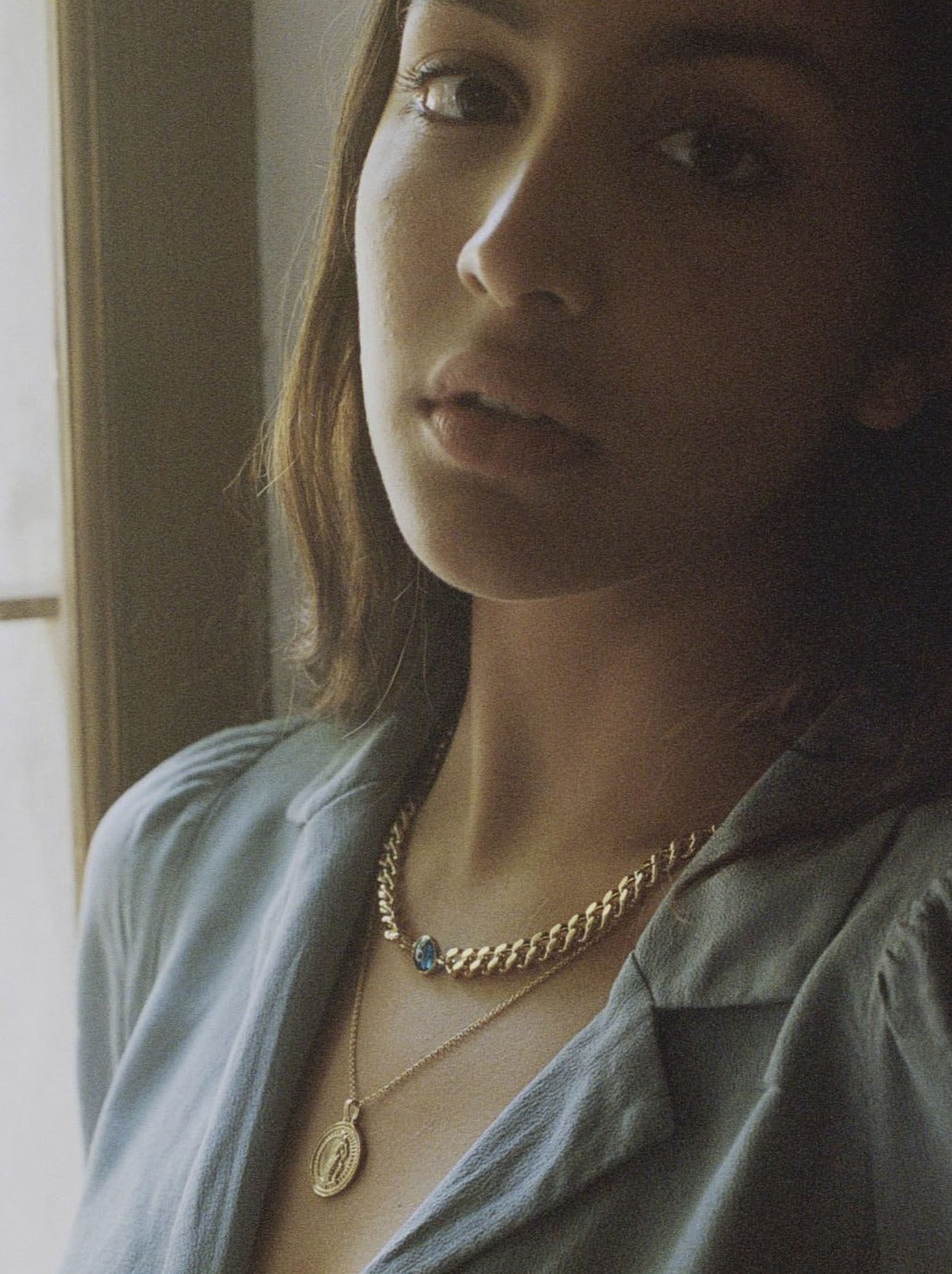 Close-up of the Aquarius pendant from Pola Jewellery’s Zodiac Collection — handcrafted in Mallorca, gold-plated in Barcelona, radiating cosmic calm.