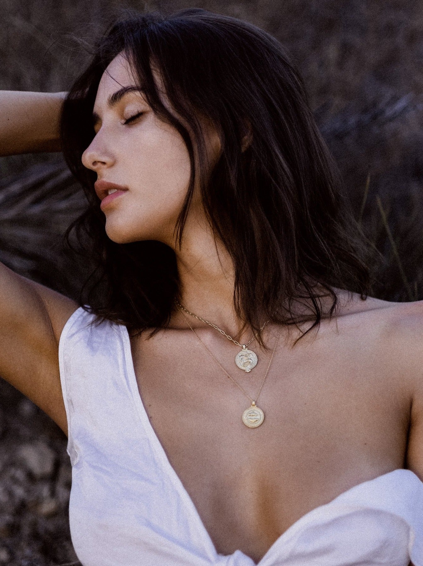 Close-up of Pola Jewellery’s Pisces Zodiac Sign Necklace in gold vermeil, engraved with two fish — symbol of intuition, emotion, and spiritual depth.